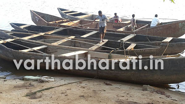 ಮಂಗಳೂರು: ಅಕ್ರಮ ಮರಳುಗಾರಿಕೆಯಲ್ಲಿ ತೊಡಗಿದ್ದ 6 ಬೋಟ್ ವಶ